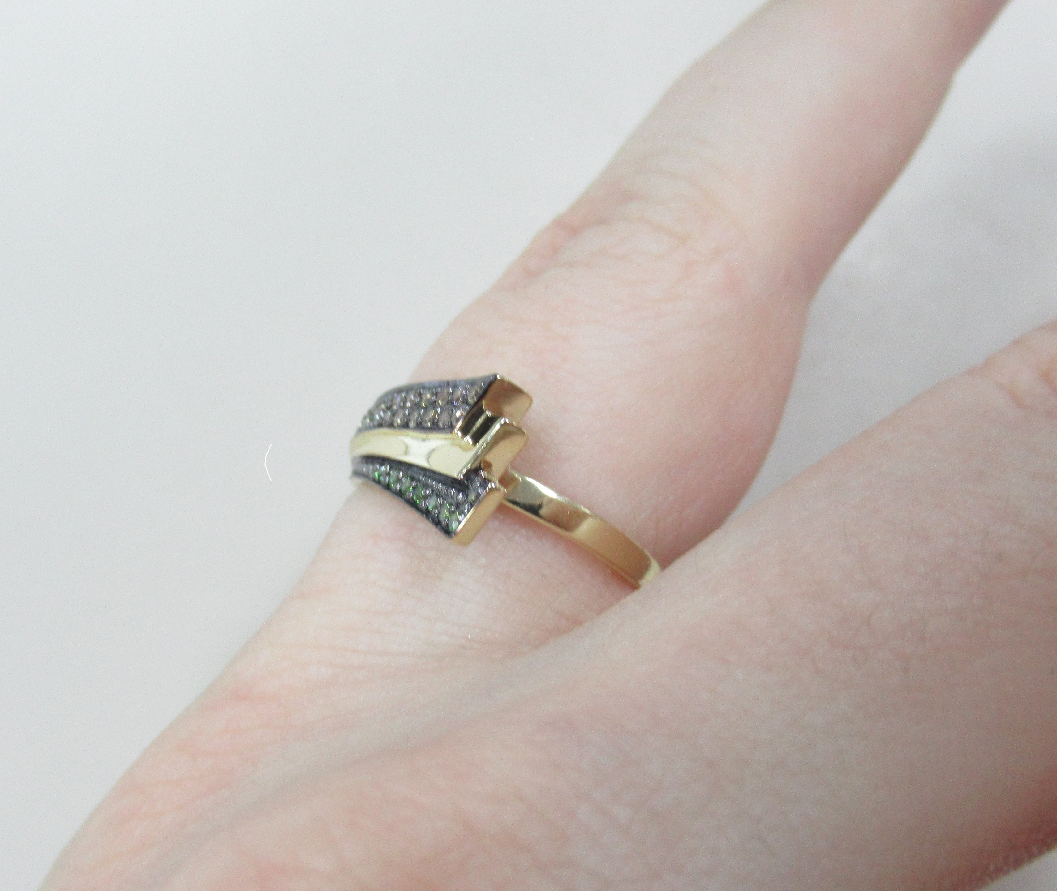 Кольцо из желтого золота с цветными бриллиантами